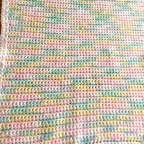 Sale🔥🔥 Handmade Tablecloth Size: 43 X 25 - Picture 2 of 6